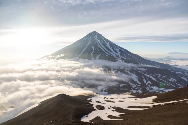 Koryaksky volkanı, Kamçatka yarımadası, Rusya. Petropavlovsk-Kamchatsky şehrinin 35 km kuzeyinde aktif bir volkan. Mutlak yükseklik deniz seviyesinden 3430 metre yüksekliktedir..