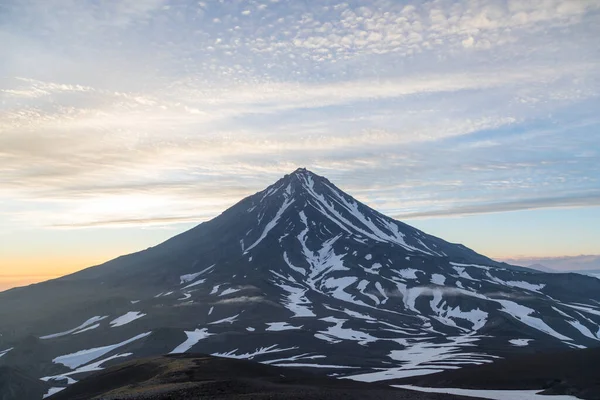 Koryaksky volkanı, Kamçatka yarımadası, Rusya. Petropavlovsk-Kamchatsky şehrinin 35 km kuzeyinde aktif bir volkan. Mutlak yükseklik deniz seviyesinden 3430 metre yüksekliktedir..