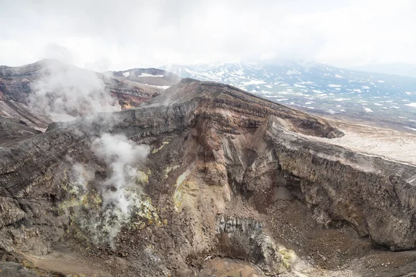 Gorely Volkanı, Kamçatka Yarımadası, Rusya. Kamçatka 'nın güneyinde aktif bir volkan. 11 koni ve yaklaşık 30 kraterden oluşur. Bazı kraterler asitle ya da tatlı suyla doludur..