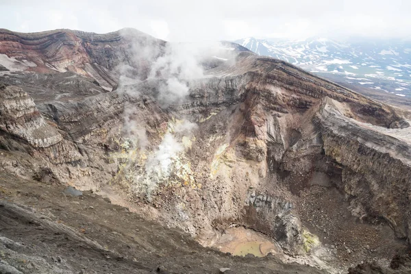 Gorely Volkanı, Kamçatka Yarımadası, Rusya. Kamçatka 'nın güneyinde aktif bir volkan. 11 koni ve yaklaşık 30 kraterden oluşur. Bazı kraterler asitle ya da tatlı suyla doludur..