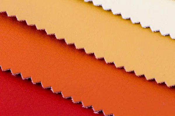 Amostras multicoloridas, retalhos de couro artificial. Materiais para costura e bordado . — Fotografia de Stock