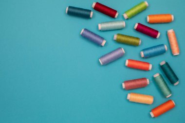 Çok renkli pamuk iplikler, makaralar, el yapımı dikiş. Telif alanı olan üst görünüm, düz yatay.