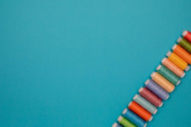 Çok renkli pamuk iplikler, makaralar, el yapımı dikiş. Telif alanı olan üst görünüm, düz yatay.