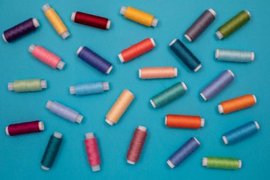 Çok renkli pamuk iplikler, makaralar, el yapımı dikiş. Telif alanı olan üst görünüm, düz yatay.