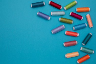 Çok renkli pamuk iplikler, makaralar, el yapımı dikiş. Telif alanı olan üst görünüm, düz yatay.