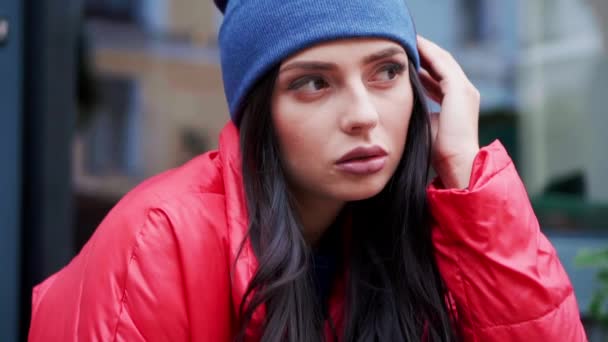 Портрет модного стилю молодої модної дівчини, що сидить на сходах — стокове відео
