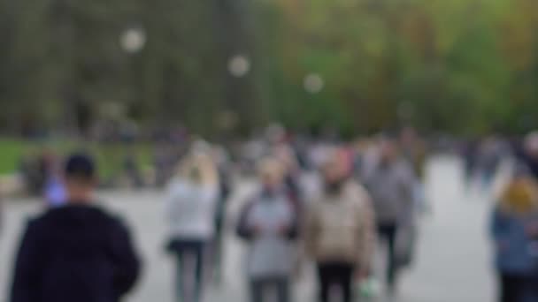 Multitud anónima de personas caminando en la calle de la ciudad en un desenfoque — Vídeo de stock