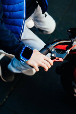 Mavi akıllı dijital saat erkek elinin üzerinde. Modern çocuk teknolojileri. Çocuklar için GPS izleyici, çocuk takibi ve ebeveyn denetimi kavramı