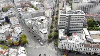 Paris üzerinde uçmak. İnsansız hava aracından görüntüle
