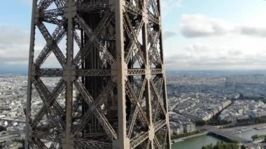 Eyfel Kulesi 'nin havadan görünüşü, Paris kulesi manzarası. İHA Eiffel 'i vurdu