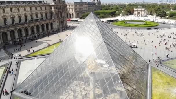 14.06.2018, France - Louvre Pyramid from glass near museum in edifice of Royal Palace at sunny day. Aerial view — 비디오