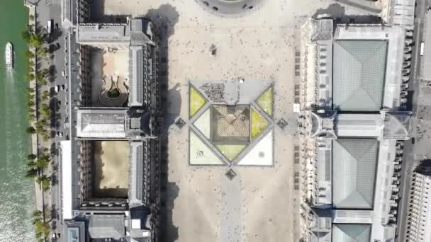 14.06.2018, France - Les gens marchent sur la place du Carrousel près du musée dans le Palais Royal par une journée ensoleillée. Vue aérienne. Construction du palais du Louvre. Vue du dessus — Video