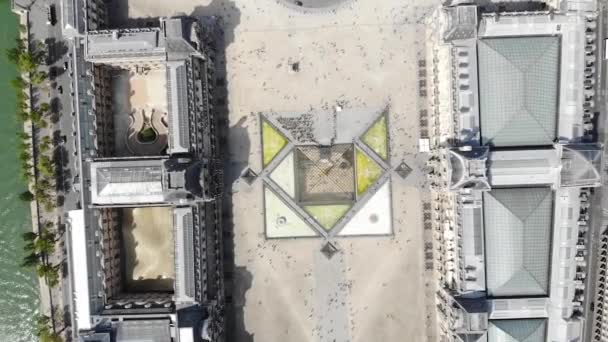 14.06.2018, France - Les gens marchent sur la place du Carrousel près du musée dans le Palais Royal par une journée ensoleillée. Vue aérienne. Construction du palais du Louvre. Vue du dessus — Video