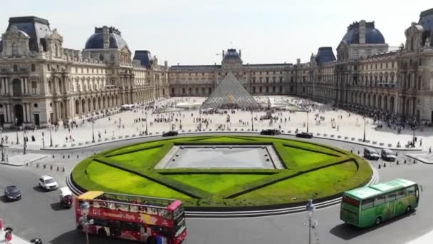 14.06.2018, France - Pyramide du Louvre à partir du verre près du musée dans l'édifice du Palais Royal par une journée ensoleillée. Vue aérienne — Video