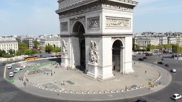 Arc de Triomphe on square Place Charles de Gaulle at sunny day. Aerial view — Stock Video