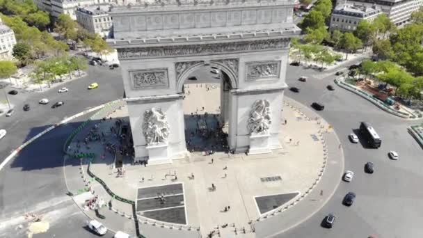 Летний день Париж городской пейзаж знаменитый арка де триумф воздушный вид — стоковое видео