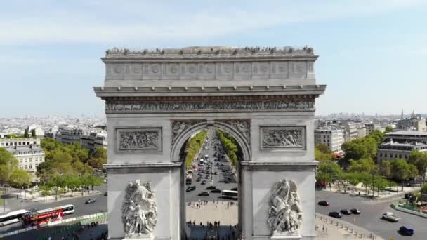 Tráfico en la Plaza Charles de Gaulle con Arco del Triunfo en el día soleado. Vista aérea — Vídeos de Stock