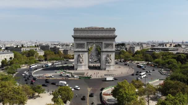 Tráfico en la Plaza Charles de Gaulle con Arco del Triunfo en el día soleado. Vista aérea — Vídeo de stock