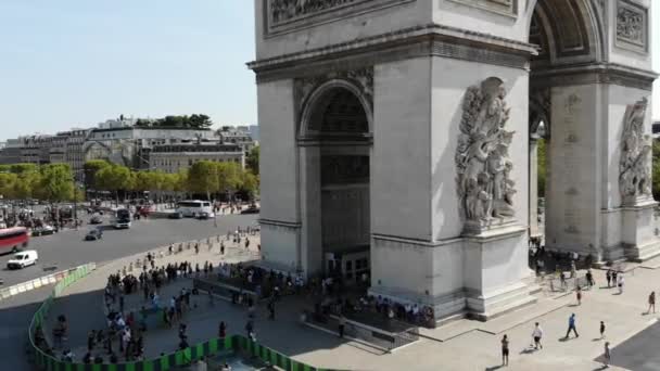 Arco del Triunfo en plaza Plaza Charles de Gaulle con tráfico en día soleado. Vista aérea — Vídeos de Stock