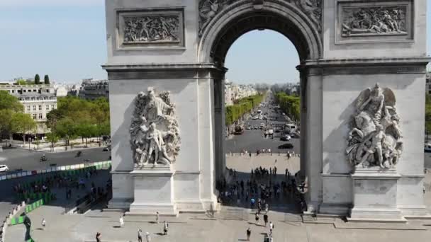 Триумфальная арка на площади Шарля де Голля с движением в солнечный день. Вид с воздуха — стоковое видео