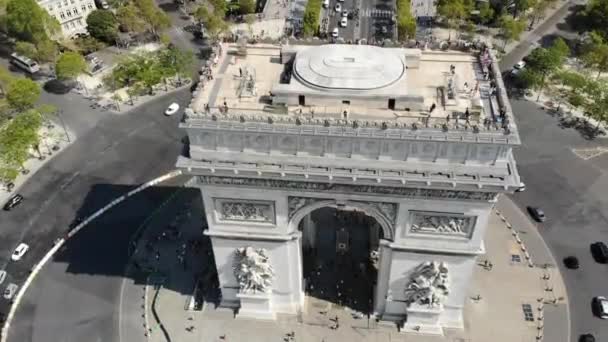 Arco del Triunfo en plaza Plaza Charles de Gaulle con tráfico en día soleado. Vista aérea — Vídeo de stock