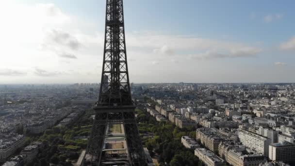 Letecký pohled na Paříž a Tour Eiffel — Stock video
