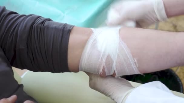 Close-up da mão de enfaixamento enfermeira do sexo masculino paciente — Vídeo de Stock