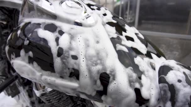 15.05.2018、チェルニウツィー - オートバイの洗浄します。スローモーション。クローズ アップ — ストック動画