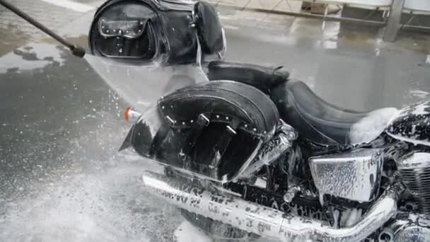 Kolo jezdec mytí jeho motocyklu — Stock video
