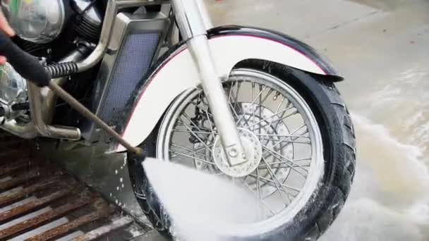 Ποδήλατο αναβάτης πλύσιμο μοτοσικλέτα του — Αρχείο Βίντεο