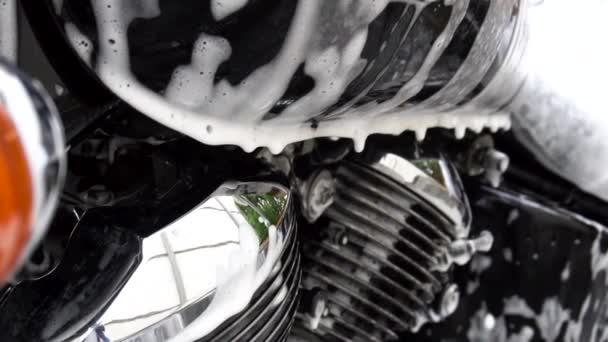 Motorfiets wassen. Slow-motion. Close-up — Stockvideo