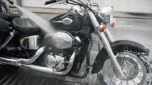 15.05.2018、チェルニウツィー - バイクのライダーが彼のオートバイを洗浄 — ストック動画