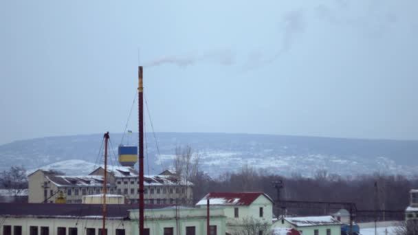 Vit rök från skorstenen av termisk effekt stationboiler rum, värmekraftverk, flygfotografering, vit rök mot en blå himmel, mycket kallt — Stockvideo