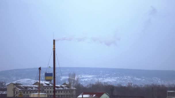Witte rook uit de schoorsteen van thermische stationboiler kamer, thermische elektriciteitscentrale, luchtfoto enquête, witte rook tegen een blauwe hemel, erg koud — Stockvideo