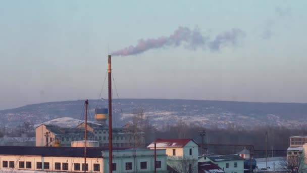 Inquinamento atmosferico da impianti industriali. Grande impianto sullo sfondo della città. Pipe gettando fumo nel cielo — Video Stock