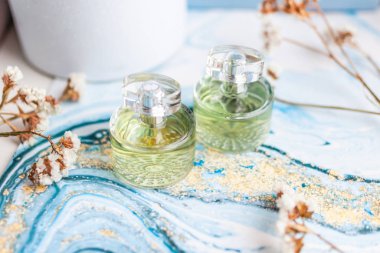 İki şişe parfüm masanın üzerinde. Lezzetli kokusu, koku, zarif parfüm şişe. Masanın üzerine parfüm