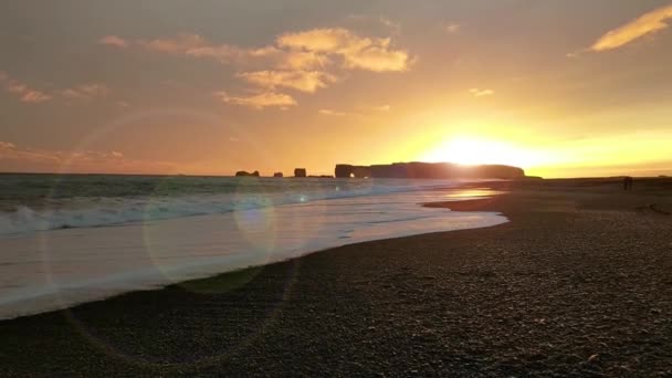 Zachód słońca Islandia czarny piasek plaża — Wideo stockowe