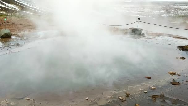 Vapeur tourbillonnante des sources volcaniques chaudes — Video