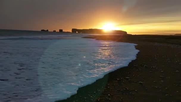 Belo pôr-do-sol na praia. Ondas em pedra — Vídeo de Stock