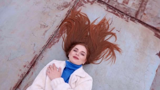 Young woman in eco fur posing lying on the roof — Stock Video