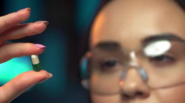 Profesyonel kadın doktor hap - yeni ilaç tedavisi tutan hastane odasında ayakta. Kadın doktor iş başında. Laboratuvar çalışan bilimsel araştırma yapma