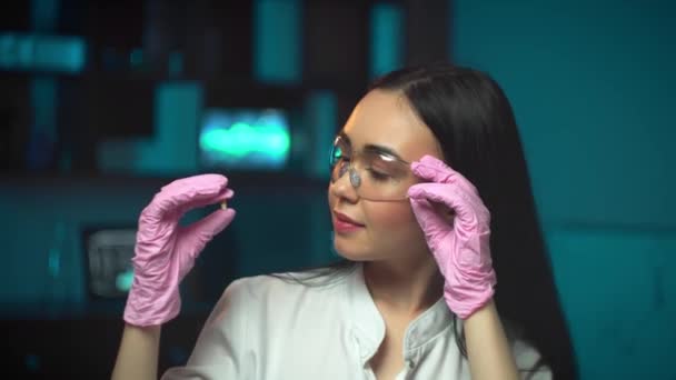 Pesquisa de experiência de saúde médica assistente de laboratório feminino — Vídeo de Stock