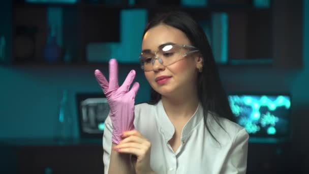 Scientifique en laboratoire biologique met des gants en caoutchouc, concept, propreté, clinique médicale, laboratoire — Video