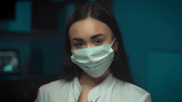 Infirmière portant un masque respirateur tenant un thermomètre. Concept nouveau Coronavirus à propagation rapide — Video