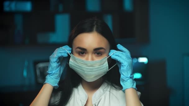 Young woman wearing a mask to prevent virus. Prevention of infection in the air. Coronavirus concept — Stock videók