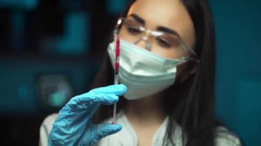 Kadın tıp uzmanı doktor, Coronavirus covid-19 aşısı ile bir hastaya şırınga gösteriyor.