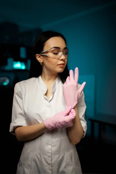 Doktor bir laboratuara steril eldiven takıyor.