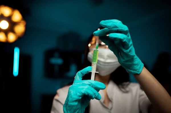 Kadın doktor iğne oluyor.