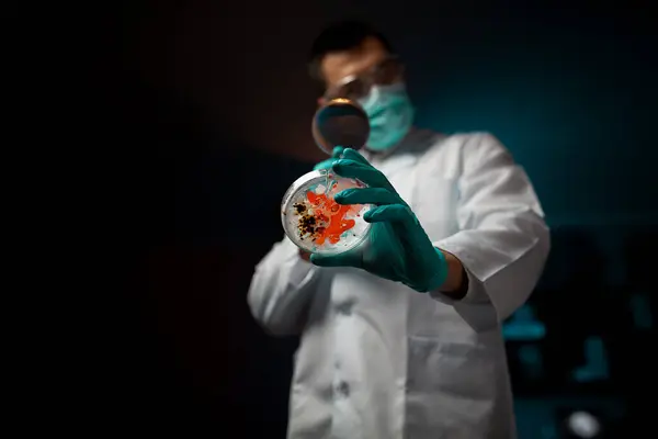 Laboratuvarda virüs aşısı üzerinde çalışan erkek doktor.