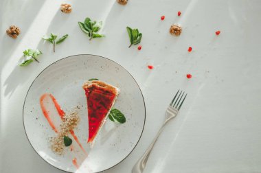 Kiraz soslu cheesecake, en iyi manzara.